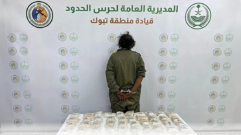 ضبط مخالف لنظام الأمن لتهريبه 60,000 قرص من الإمفيتامين المخدر بتبوك