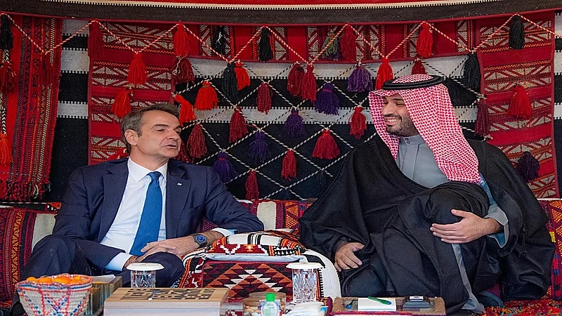 ولي العهد يستقبل رئيس الوزراء اليوناني في المخيم الشتوي بالعلا.. فيديو وصور