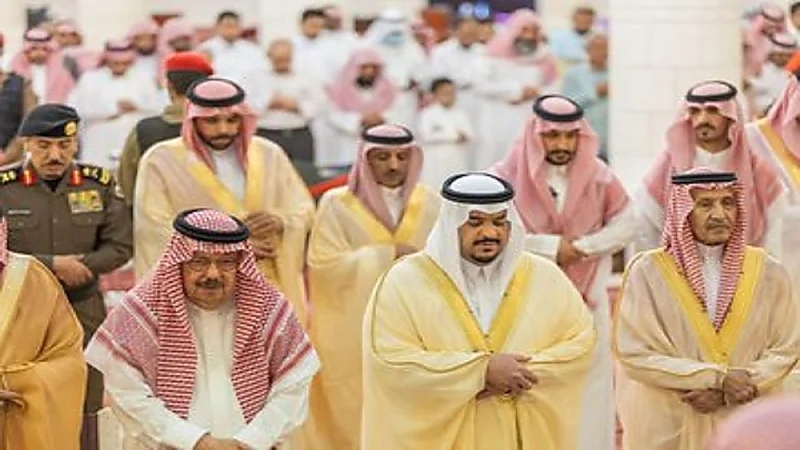 نائب أمير الرياض يؤدي صلاة الميت على الأمير الوليد بن خالد بن طلال.. فيديو وصور
