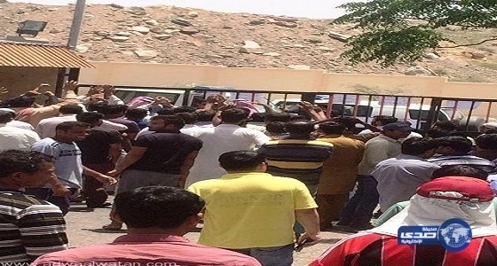 عمال "سعودى أوجية" يقطعون الطريق للمطالبة برواتبهم المتأخرة