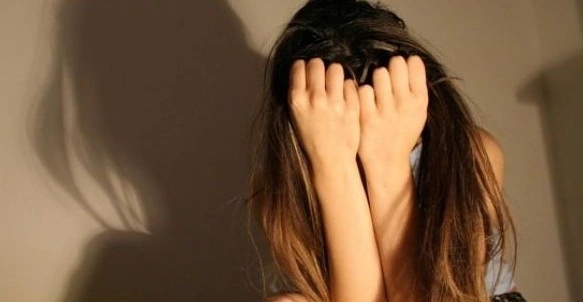 شاب عربي يمارس الرذيلة مع فتاة خلف شجرة