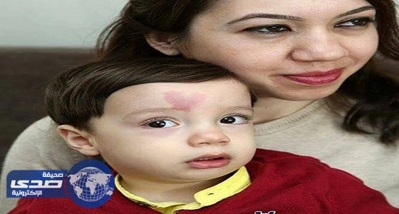 بالفيديو والصور.. طفل بقلب أحمر يشعل مواقع التواصل