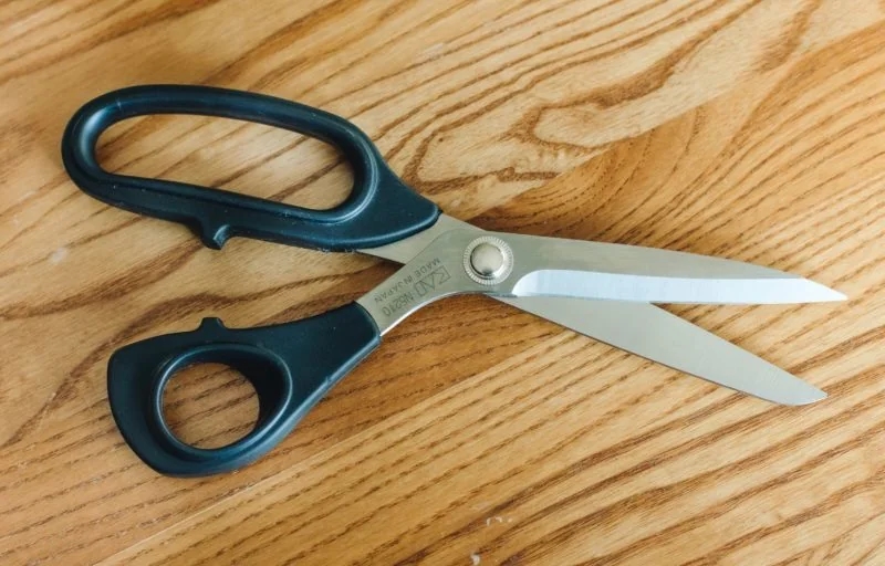 شخص يطعن طليقته بـ مقص داخل المحكمة