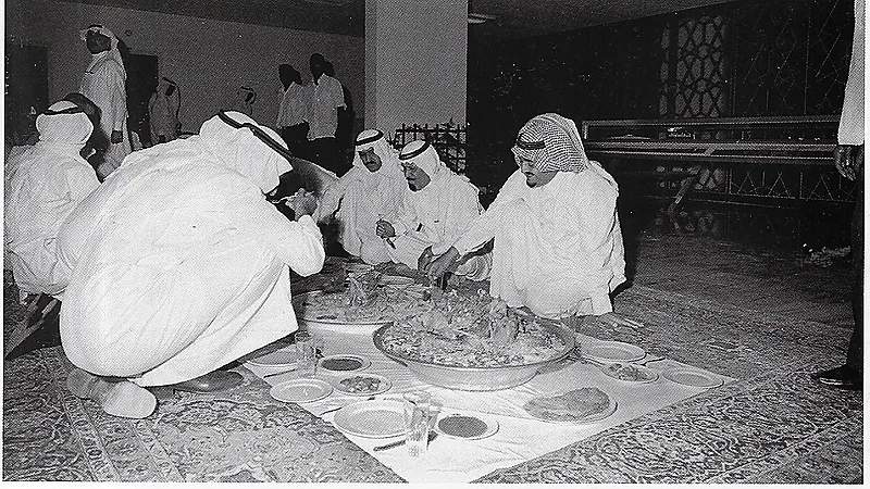 صورة نادرة لمأدبة عشاء أقامها وزير التخطيط لـ الملك فهد عام 1975م