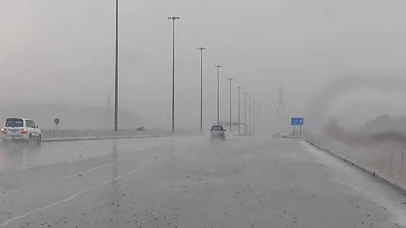 تنبيه لمستخدمي طرق مكة: أمطار رعدية ورياح شديدة تحد من الرؤية الأفقية