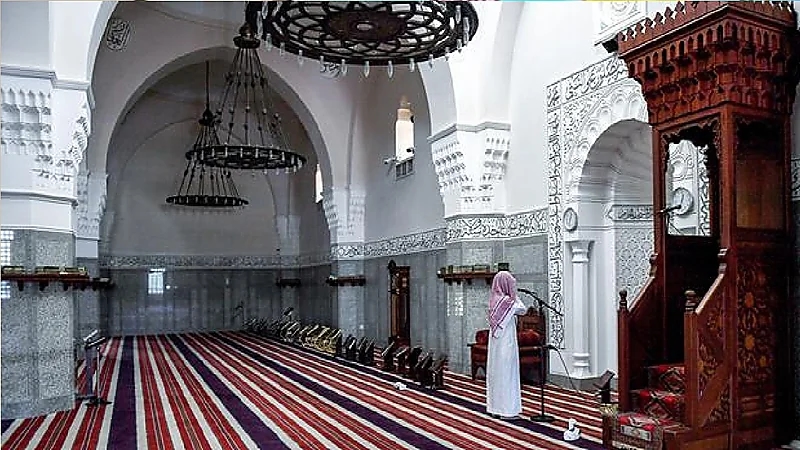 "الشؤون الإسلامية" تؤكد استمرار تطبيق التباعد بين المصلين