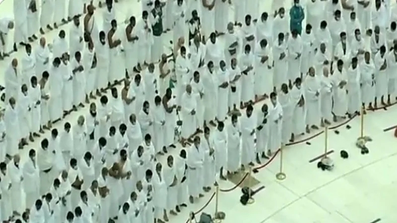 شاهد.. المصلون يؤدون صلاة العصر في المسجد الحرام وسط أجواء غائمة 