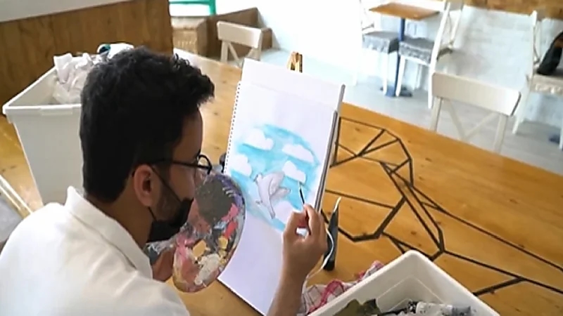 بالفيديو.. مقهى بني من موارد معاد تصنيعها يقدم خدمات مجانية للزوار بالدمام