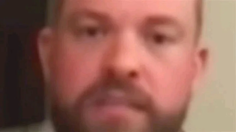 طرد مسافر من طائرة لاستخدامه ملابس نسائية بدلا من الكمامة