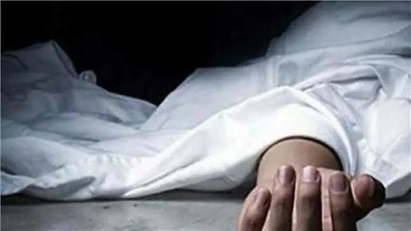 رجل يقتل والدته خنقًا بعد سحلها