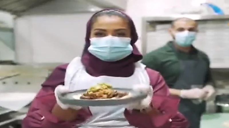 شاهد..مزحة بين زوجين تتحول إلى مشروع مطعم ناجح