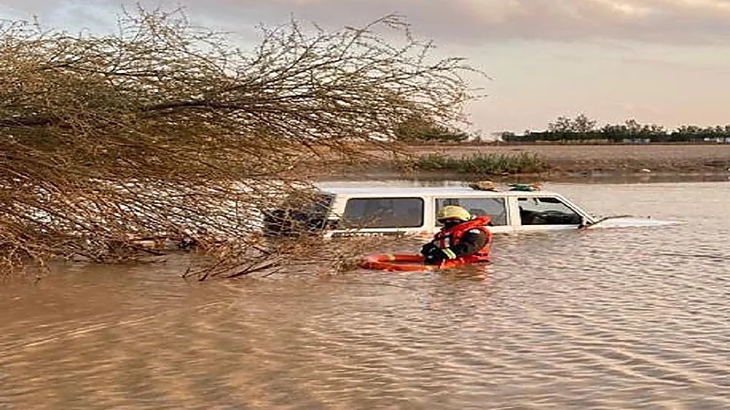 بالصور.. مدني حريملاء ينقذ أشخاص احتجزوا داخل مركبة