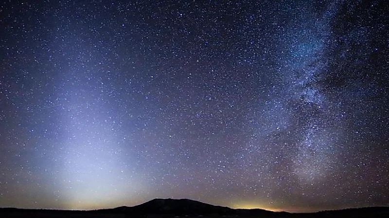 "فلكية جدة" تحدد أفضل وقت لرؤية الضوء البروجي في سماء المملكة