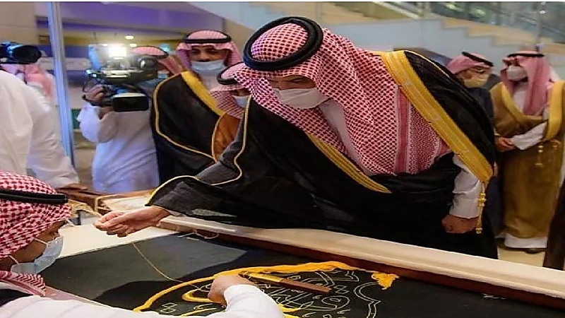 بالفيديو.. أمير المدينة المنورة يشارك في حياكة كسوة الكعبة المشرفة