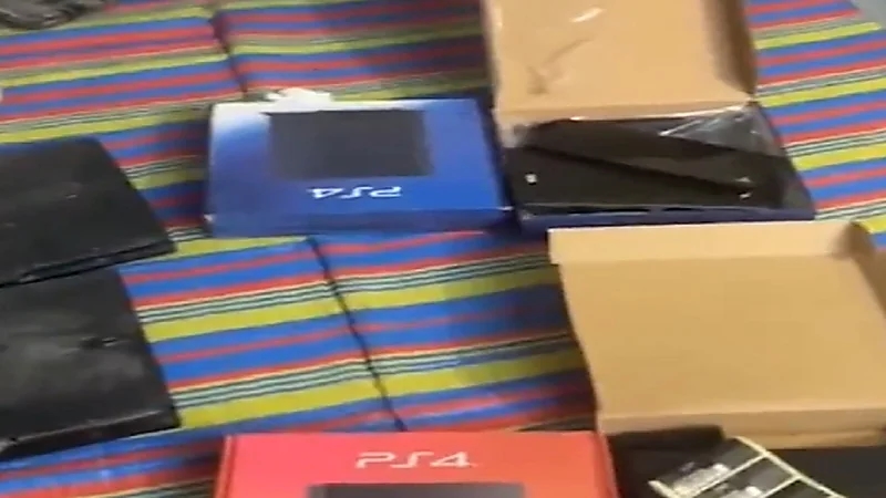 بالفيديو.. ضبط وافدين حولوا شقة سكنية إلى معمل لإعادة تصنيع البلايستيشن