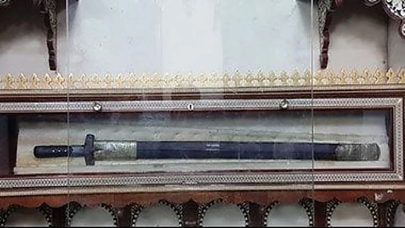 سيف الرسول من داخل غرفة المقتنيات النبوية بمسجد الحسين