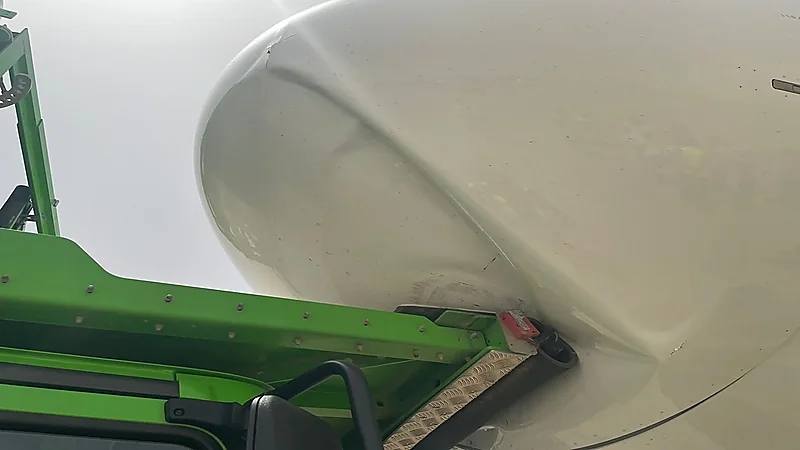 بالصور.. حادثة تصادم بين معدة رافعة طبية وإحدى طائرات أديل