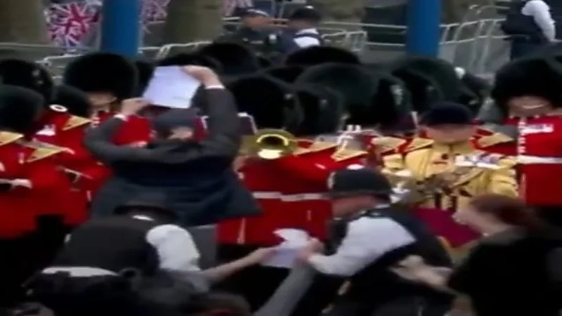 شاهد.. اعتقال متظاهرين اقتحموا موكب الاحتفال باليوبيل البلاتيني للملكة إليزابيث