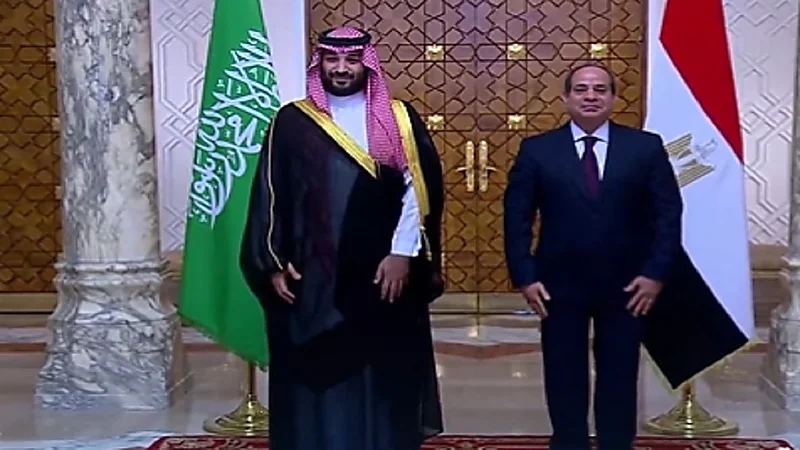 بالفيديو والصور.. مراسم استقبال رسمية لولي العهد في قصر الاتحادية في القاهرة