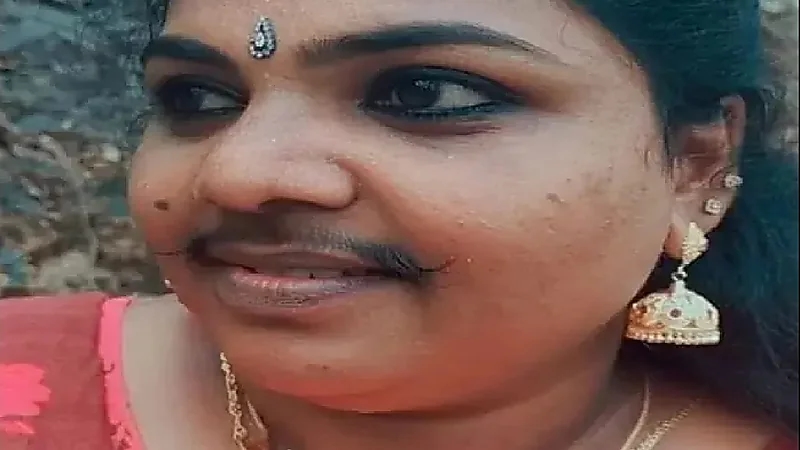 شابة تفتخر بشاربها الذي يشبه الرجال