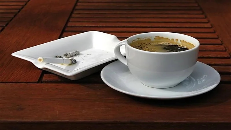 دراسة: مركبات في القهوة تجعل المدخنين أكثر شراهة لتناول السجائر