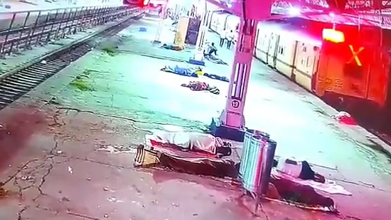 بالفيديو.. لحظة اختطاف طفل رضيع من حضن أمه في الهند