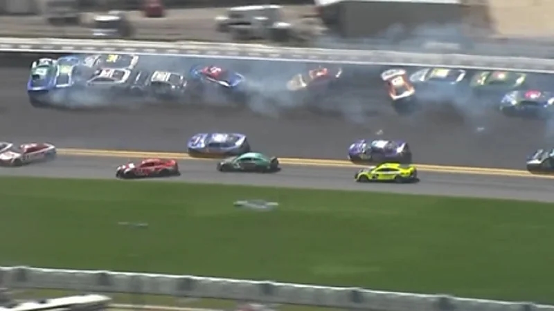 بالفيديو.. لحظة اصطدام سيارات في مضمار سباق بفلوريدا