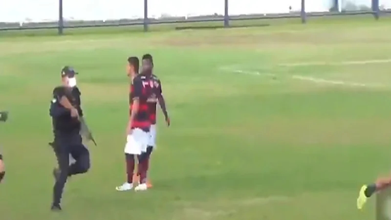 بالفيديو.. لحظة هروب المدافع فيرغولينو خوفاً من السلاح