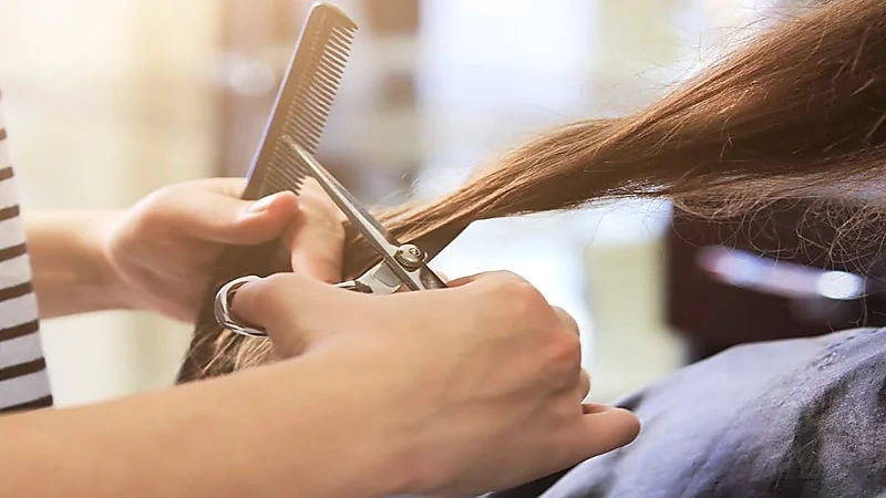 معلمة تقص شعر طالبة بنهاية الدوام