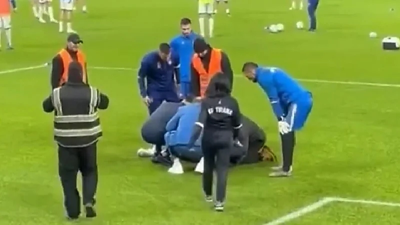 شاهد.. مشجع يقتحم ملعب ليعرض الزواج على فتاة