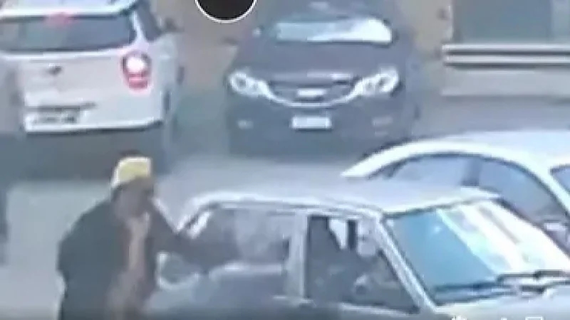 مجموعة من الأشخاص يعتدون على بلوغر مصرية بوحشية