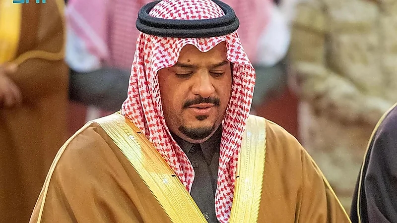 نائب أمير الرياض يؤدي صلاة الميت على الأمير مشاري بن مقرن