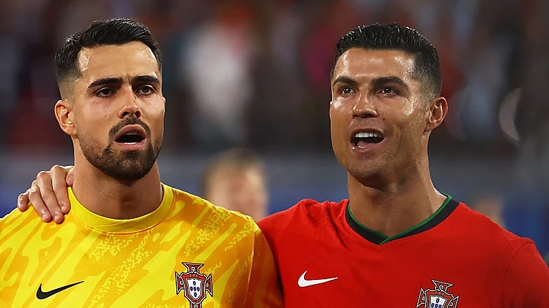 رونالدو يلقي تحية الإسلام قبل مواجهة التشيك .. فيديو