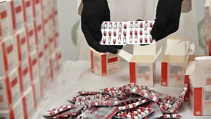 الإطاحة بمواطن لترويجه 42,750 قرصًا خاضعًا للتداول الطبي