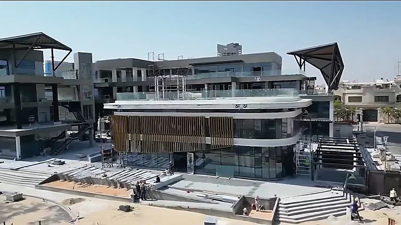 وضع اللمسات النهائية لمشروع أس سكوير الشاطئ بالدمام .. فيديو
