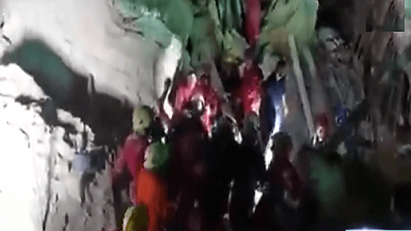 بالفيديو.. إخراج طفل حي من تحت الأنقاض في كربلاء