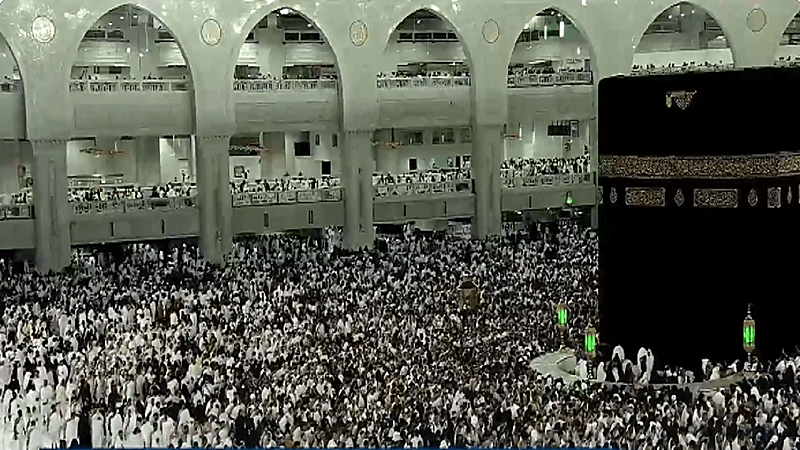 شاهد.. صحن المطاف يمتلئ بالمعتمرين والزائرين في ليلة الجمعة