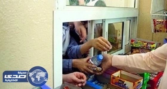 بالفيديو.. مواطن يطالب عملاء بنك بإرجاع مبلغ سحبوه بالخطأ
