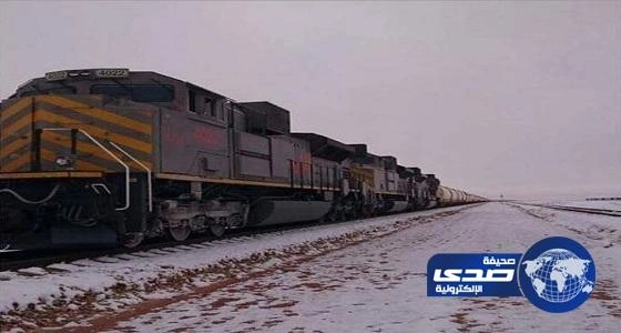 بالفيديو والصور..  ناشطون يوثقون رحلة قطار "سار" وسط الثلوج