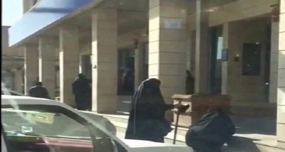 ناشطون بمواقع التواصل يدشنون وسما عن مسنة تحبو أمام بنك محلي بـ"أحوال عرعر"