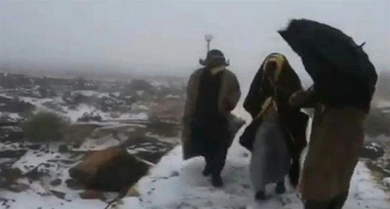 بالفيديو .. تساقط ثلوج في مشهد فريد في الإمارات