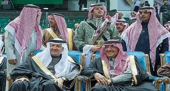 نشطاء يتداولون صورة لولي العهد خلال رعاية خادم الحرمين الشريفين حفل العرضة