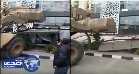 بالفيديو والصور.. هدم الكافيه الذي شهد مقتل مشجع مصري أمام خطيبته