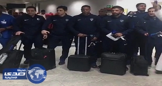 بالصور.. بعثة الهلال تصل مسقط