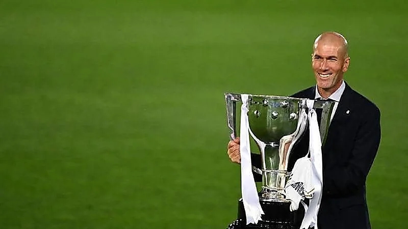 لاعبو ريال مدريد يشكرون "زيدان" ويودعونه بكلمات مؤثرة