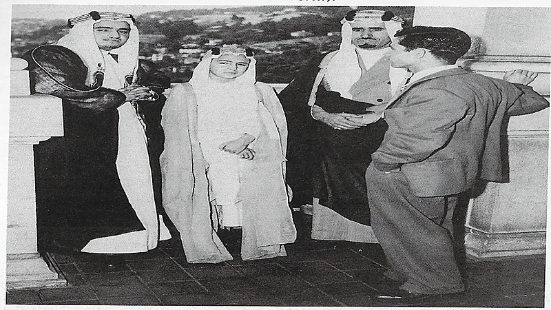 صورة نادرة تجمع الأمير محمد بن عبد العزيز وأخيه الملك فهد قبل 76 عاما