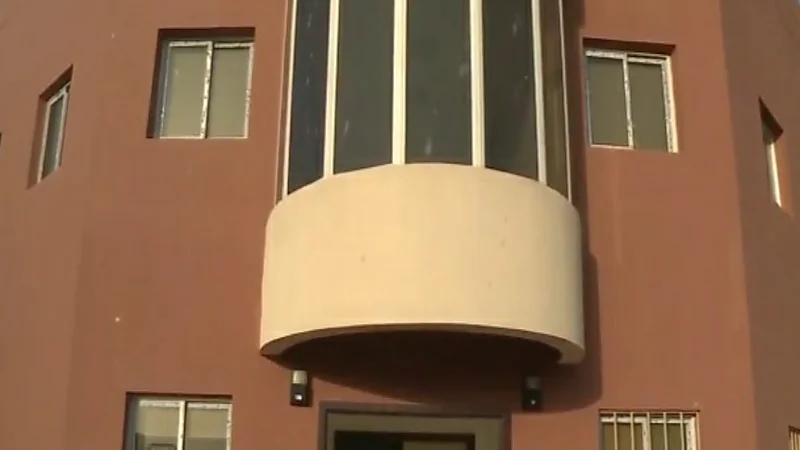 مبنى صحي متعثر منذ 4 سنوات في الرياض يتحول إلى مأوى للعمالة السائبة "فيديو"