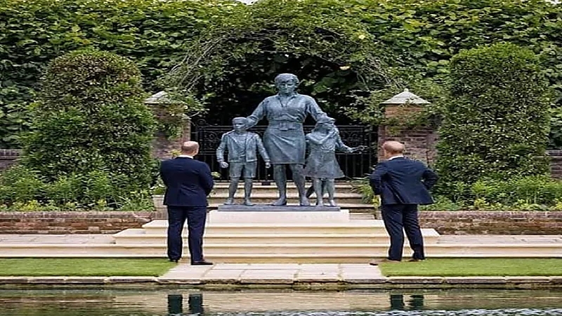 بالصور .. وليام وهاري يزيحان الستار عن تمثال لوالدتهما "ديانا"