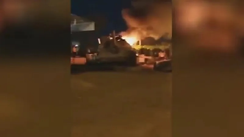 محتجون في إيران يحرقون دبابة في الخفاجية بالأحواز