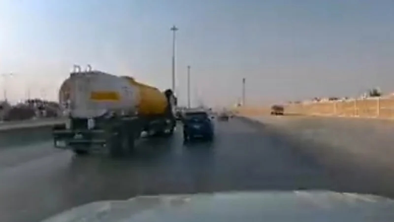 شاهد.. قائد شاحنة متهور يسير بسرعة جنونية ويراوغ بين المركبات بأحد الطرق